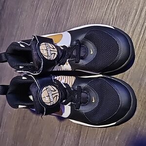 Nike Kids Unisex Team Hustle D9 basketball shoes high top sneakers